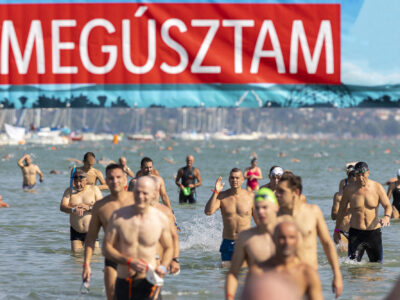Több mint 12.000 ember ugrott vízbe a jubileumi, 40. Balaton-átúszáson