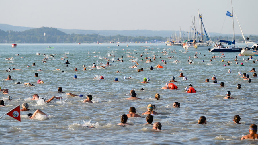 Több mint 12.000 ember ugrott vízbe a jubileumi, 40. Balaton-átúszáson