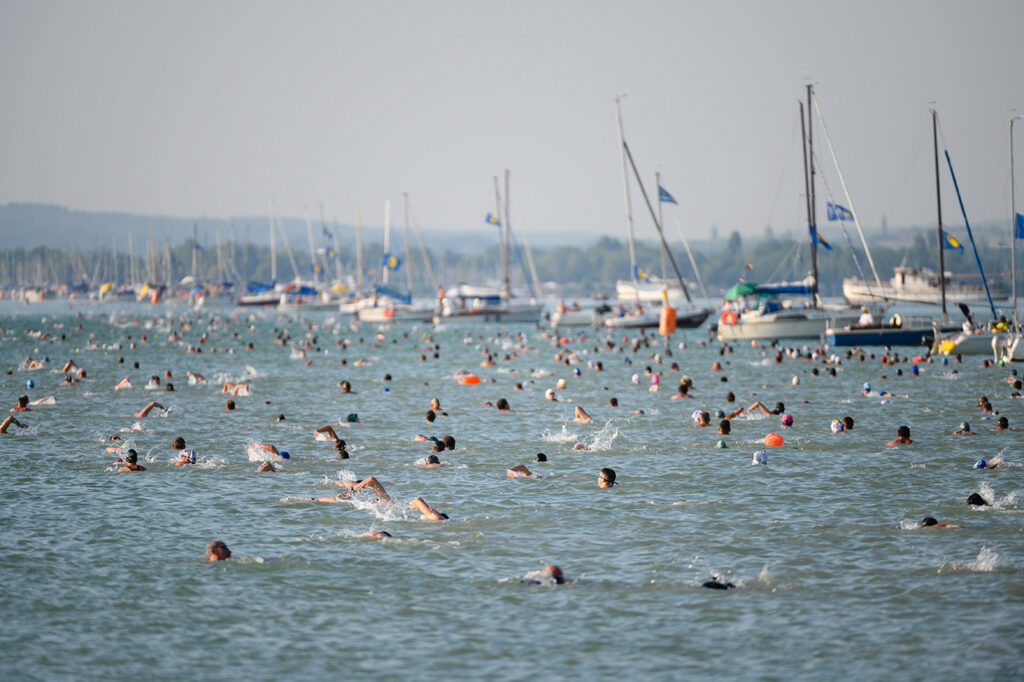 Több mint 12.000 ember ugrott vízbe a jubileumi, 40. Balaton-átúszáson