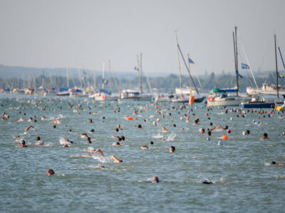 Több mint 12.000 ember ugrott vízbe a jubileumi, 40. Balaton-átúszáson