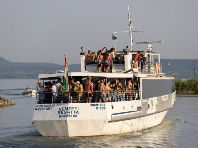 Több mint 12.000 ember ugrott vízbe a jubileumi, 40. Balaton-átúszáson