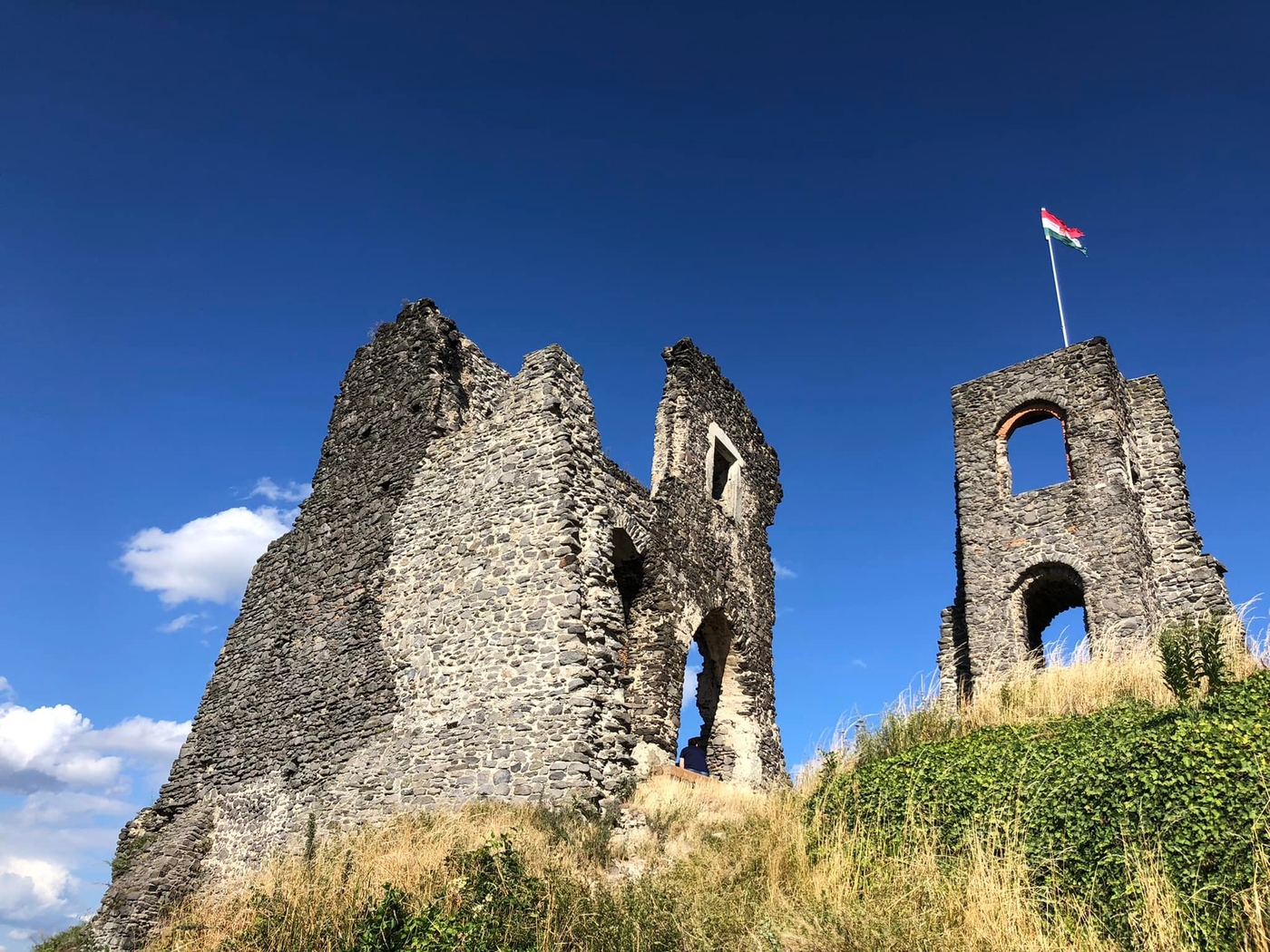 Somlói vár, a magányosan álló tanúhegy erdőkkel ölelt erőssége