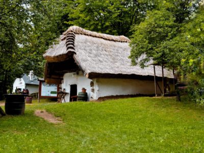 A Cáki pincesor nyolc, a régmúltat idéző épülete