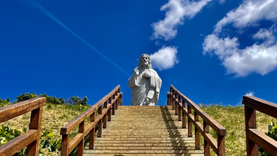 Áldó Krisztus szobor, a Világörökség részét képező Tarcal Európa híres szobra