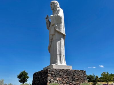 Áldó Krisztus szobor, a Világörökség részét képező Tarcal Európa híres szobra