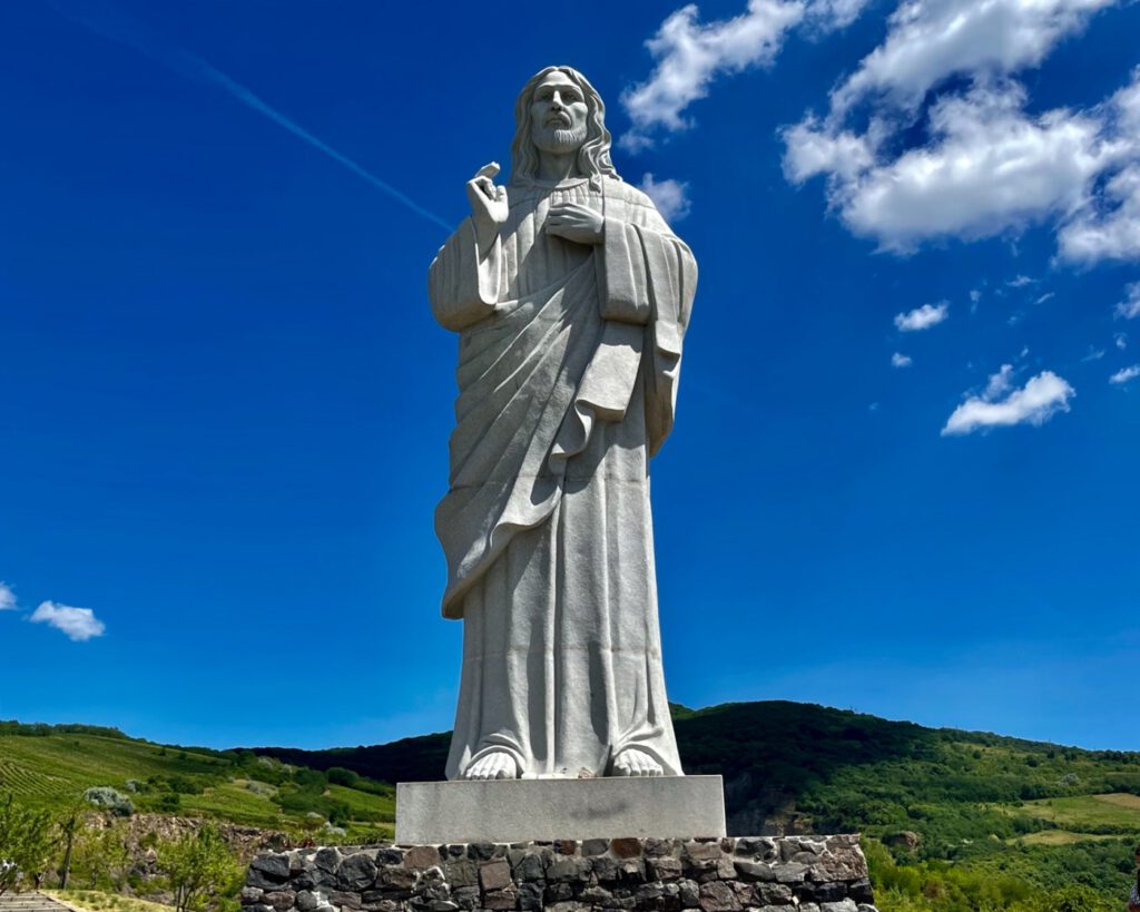 Áldó Krisztus szobor, a Világörökség részét képező Tarcal Európa híres szobra