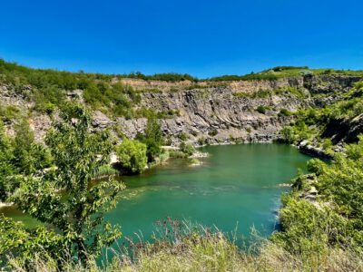 Tarcal kékes zöld víztükrű, kristálytiszta bányatava, amit feltétlenül keress fel