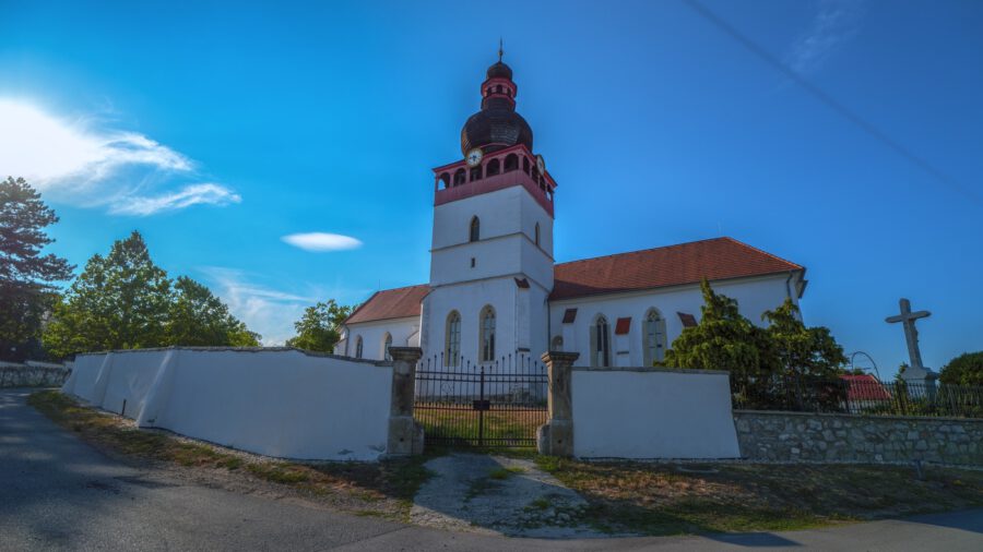 A tolcsvai Kisboldogasszony-templom, ahol a Szent Koronát is őrizték