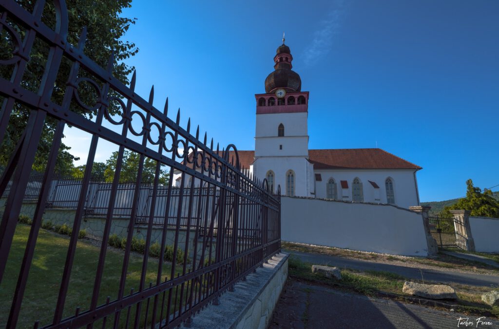 A tolcsvai Kisboldogasszony-templom, ahol a Szent Koronát is őrizték