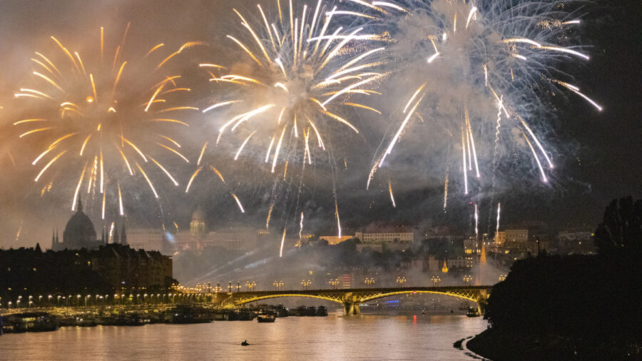 4 fő esetén 1100 forintos retúrjeggyel lehet a budapesti tűzijátékra utazni