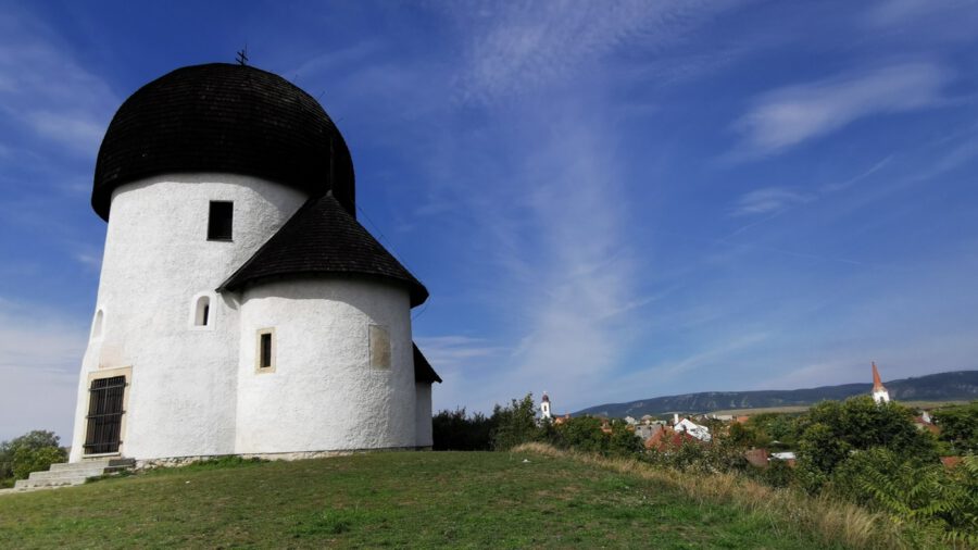 A Bakony egyik legrégibb és legkülönlegesebb temploma, az Ösküi rotunda