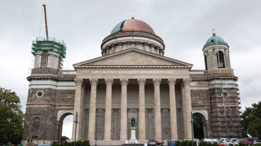 Hazánk egyik legnagyobb daruja emelte le az Esztergomi bazilika déli tornyának kupoláját