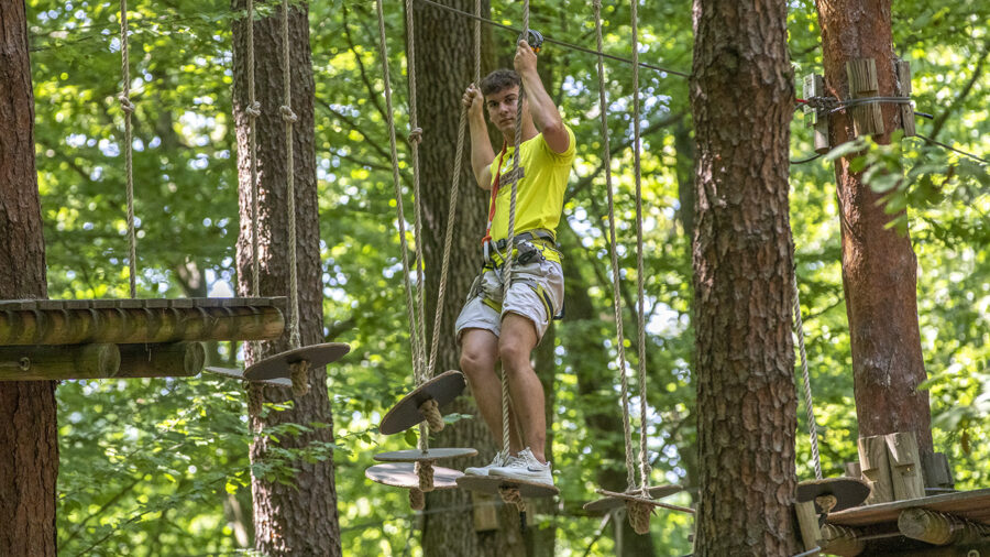 Kalandpark a Bakonaki-tavat ölelő erdőben, amely minden korosztálynak élményt nyújt