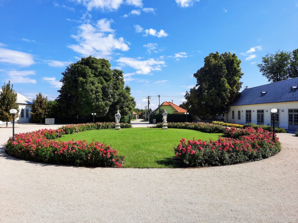 A Dabasi Halász-kastély a Velencei-tó mellett, Kápolnásnyéken