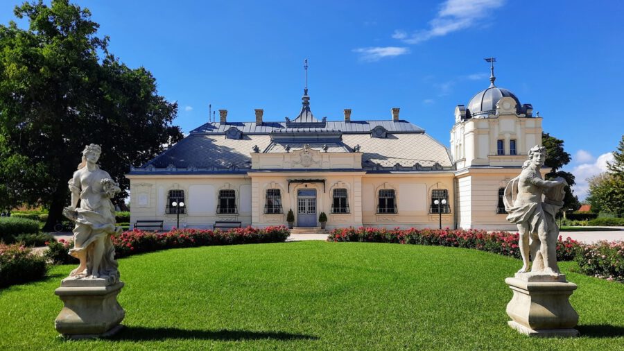 A Dabasi Halász-kastély a Velencei-tó mellett, Kápolnásnyéken