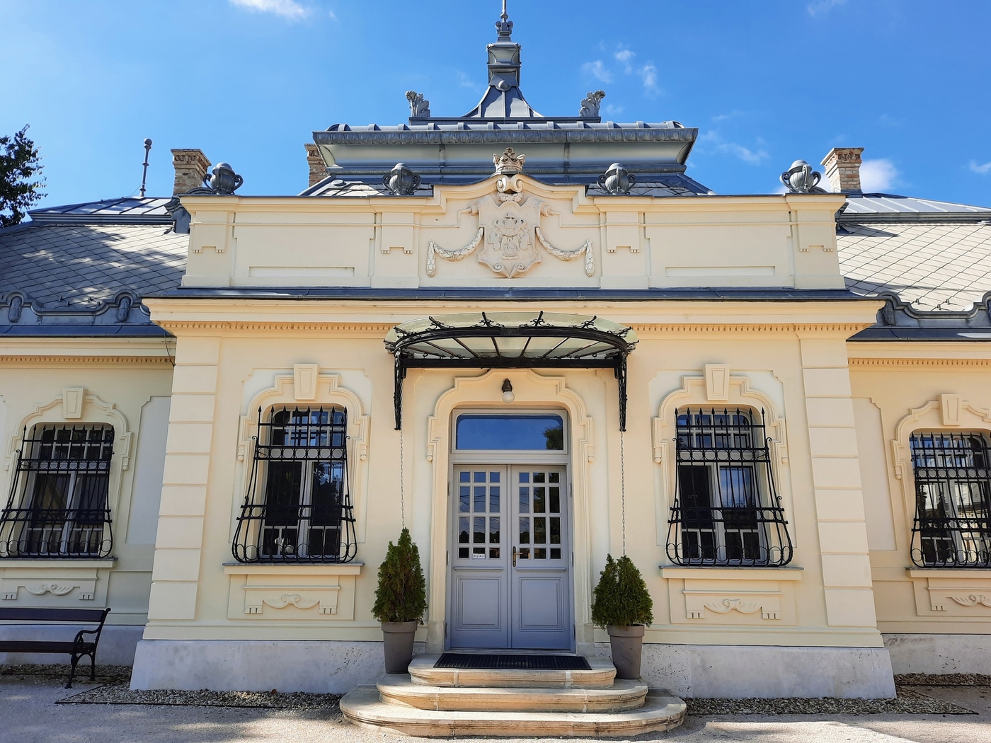 A Dabasi Halász-kastély a Velencei-tó mellett, Kápolnásnyéken