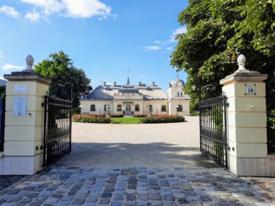 A Dabasi Halász-kastély a Velencei-tó mellett, Kápolnásnyéken
