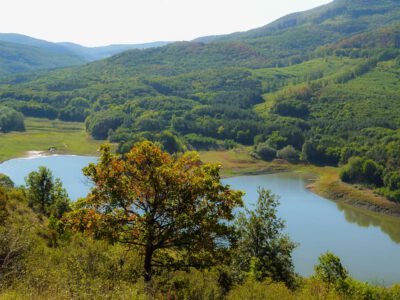 A Hasznosi-víztározó és a fölé magasodó 700 éves Csertei vár romjai