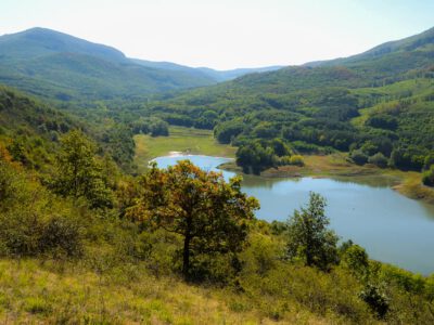 A Hasznosi-víztározó és a fölé magasodó 700 éves Csertei vár romjai