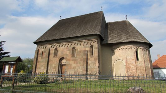 Árpád-kori műemléktemplom Karcsa