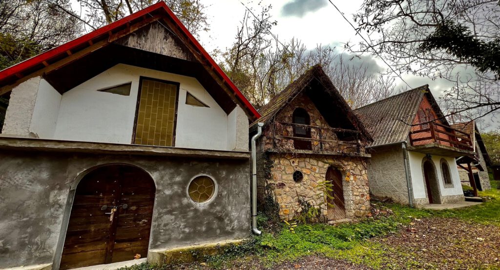 Körbeölelte az ősz szurdokpüspöki népi pincesorát