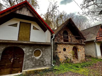 Körbeölelte az ősz szurdokpüspöki népi pincesorát