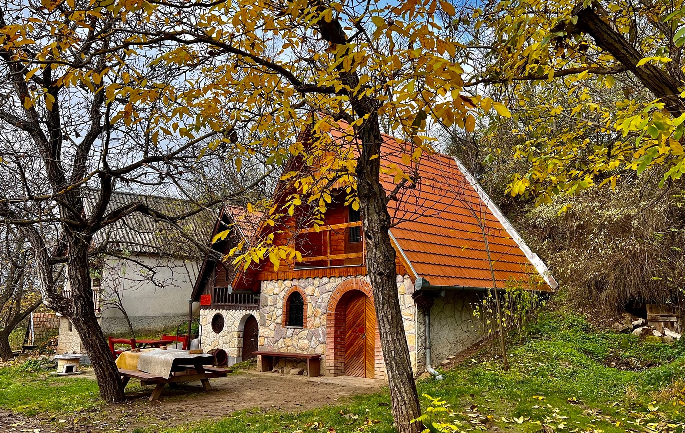 Körbeölelte az ősz szurdokpüspöki népi pincesorát