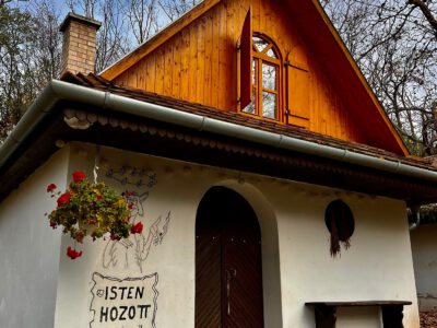 Körbeölelte az ősz szurdokpüspöki népi pincesorát