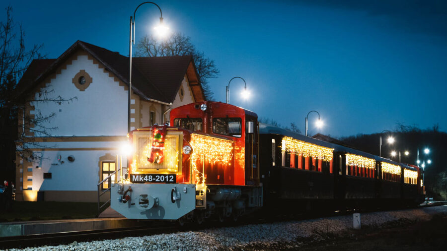 Adventi mikulás- és fényvonatok, melyek nemcsak a gyermekeket kápráztatják el