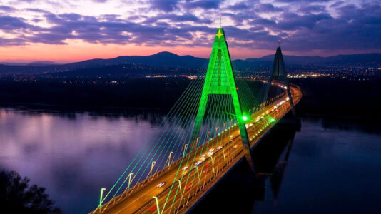 Magyarország legnagyobb karácsonyfájává változik a Megyeri-híd