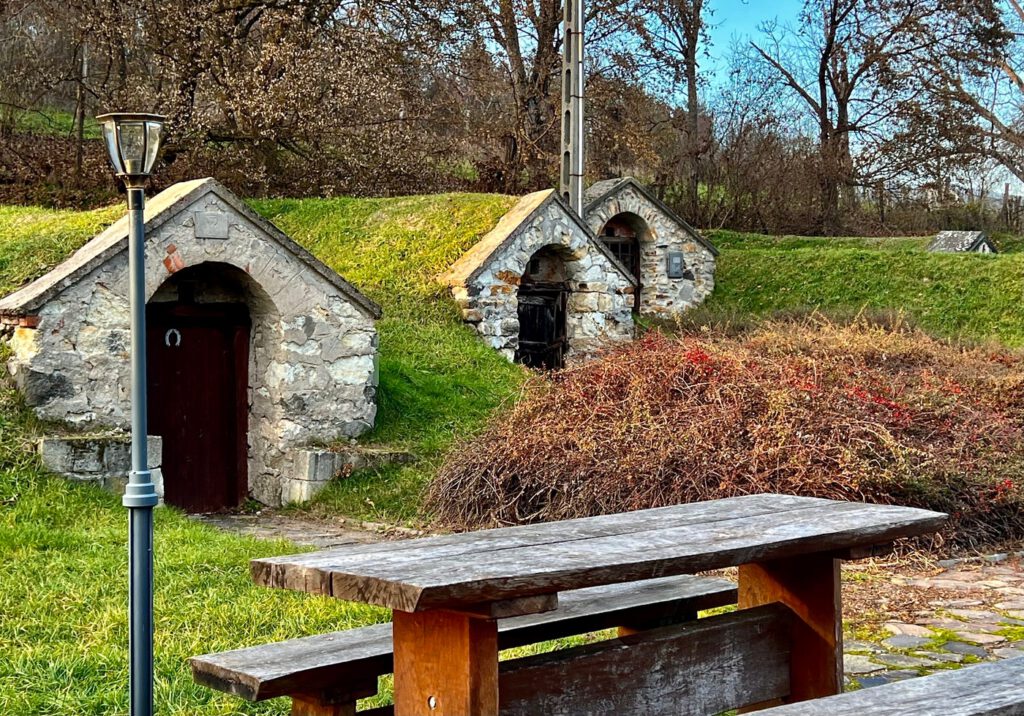 Mikóháza történelmi pincesora, ahova télen is érdemes ellátogatni