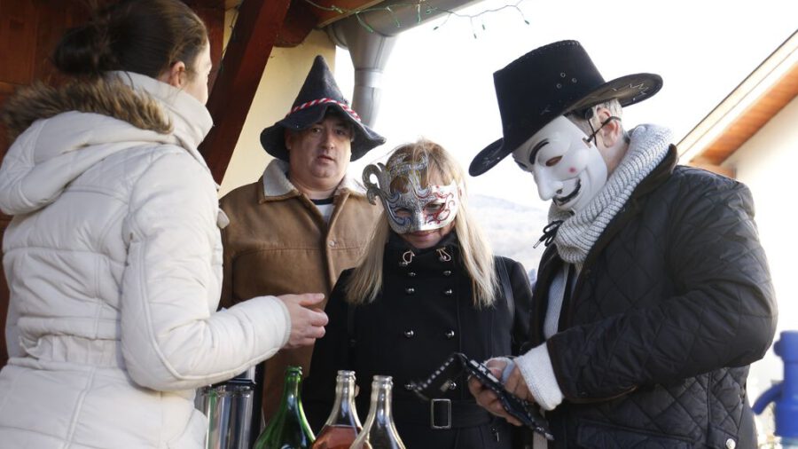 Farsangi maskarás bortúra 2023 Cák