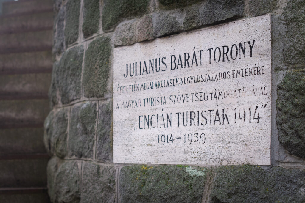 Napkelte a Julianus-kilátóban – januári túrázás a Dunakanyarban