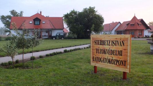 Sterbetz István Túzokvédelmi Látogatóközpont, Dévaványa