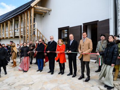 Navracsics Tibor területfejlesztési miniszter (j2), Lánszki Regő, az Építési és Közlekedési Minisztérium építészeti államtitkára (j), valamint Papp Imre várkapitány (b), Végh László polgármester (b2) és Oláh Zsanett, a Nemzeti Örökségvédelmi Fejlesztési (NÖF) Nonprofit Kft. ügyvezető igazgatója. 