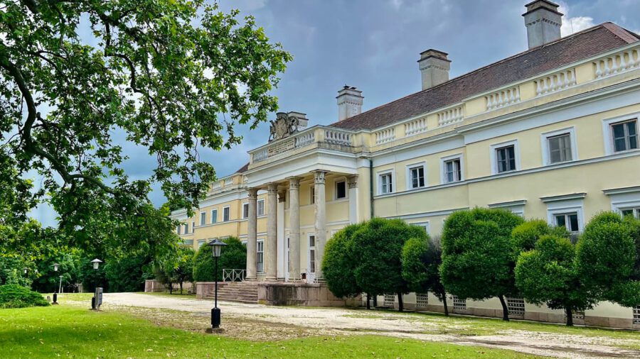 A csákvári Esterházy-kastély, melynek parkja mesébe illő nyáron