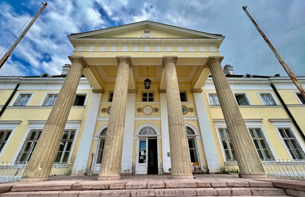 A csákvári Esterházy-kastély, melynek parkja mesébe illő nyáron