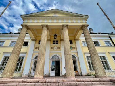 A csákvári Esterházy-kastély, melynek parkja mesébe illő nyáron