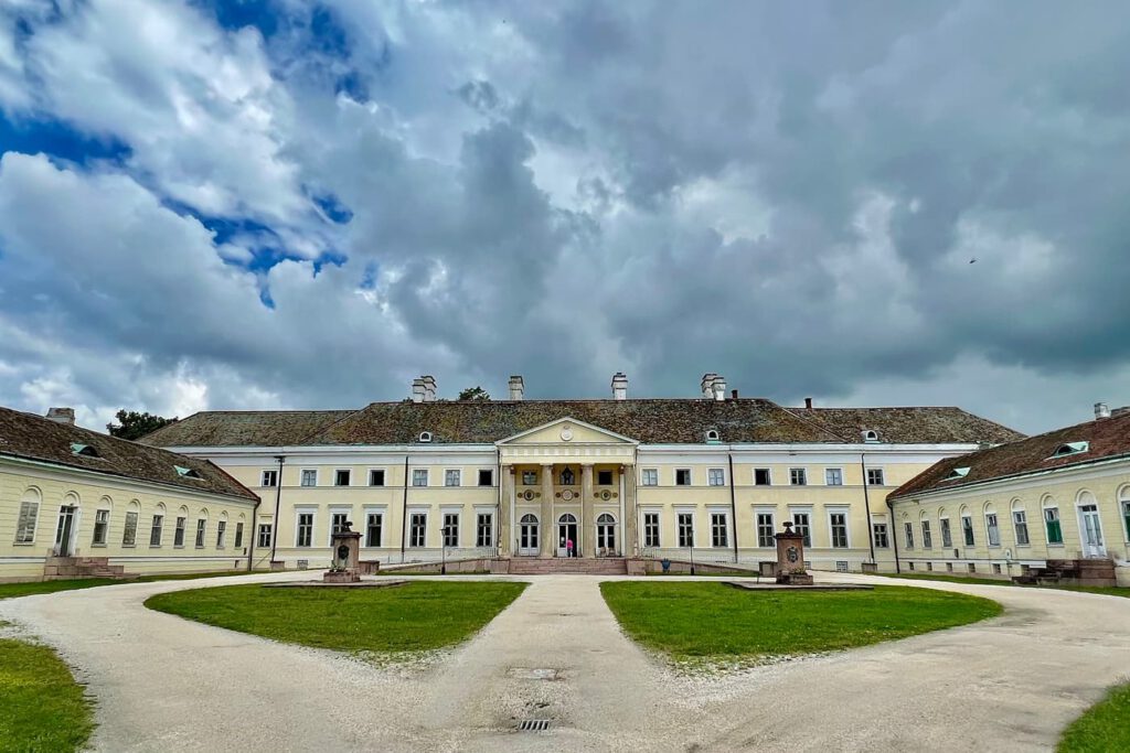 A csákvári Esterházy-kastély, melynek parkja mesébe illő nyáron