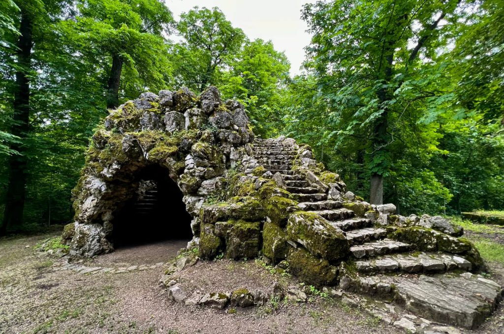 A csákvári Esterházy-kastély, melynek parkja mesébe illő nyáron