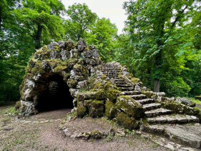 A csákvári Esterházy-kastély, melynek parkja mesébe illő nyáron