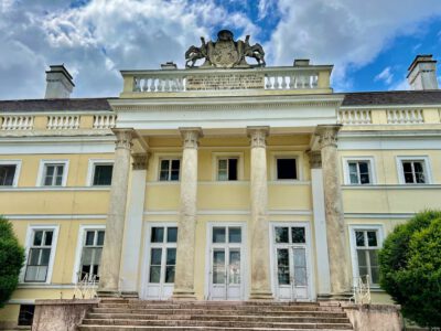 A csákvári Esterházy-kastély, melynek parkja mesébe illő nyáron