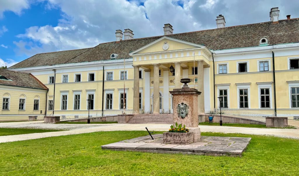 A csákvári Esterházy-kastély, melynek parkja mesébe illő nyáron