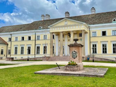 A csákvári Esterházy-kastély, melynek parkja mesébe illő nyáron