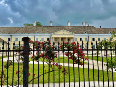 A csákvári Esterházy-kastély, melynek parkja mesébe illő nyáron