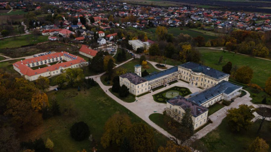 Megújult és új funkcióval bővült a fehérvárcsurgói Károlyi-kastély lovardaépülete