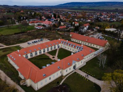 Megújult és új funkcióval bővült a fehérvárcsurgói Károlyi-kastély lovardaépülete