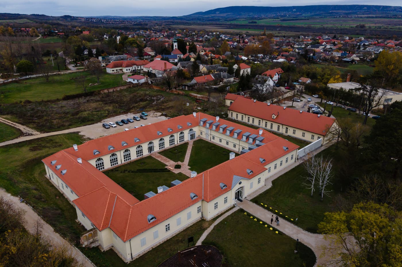 Megújult és új funkcióval bővült a fehérvárcsurgói Károlyi-kastély lovardaépülete