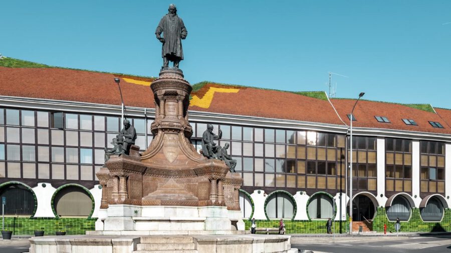 Zsolnay szobor Pécs