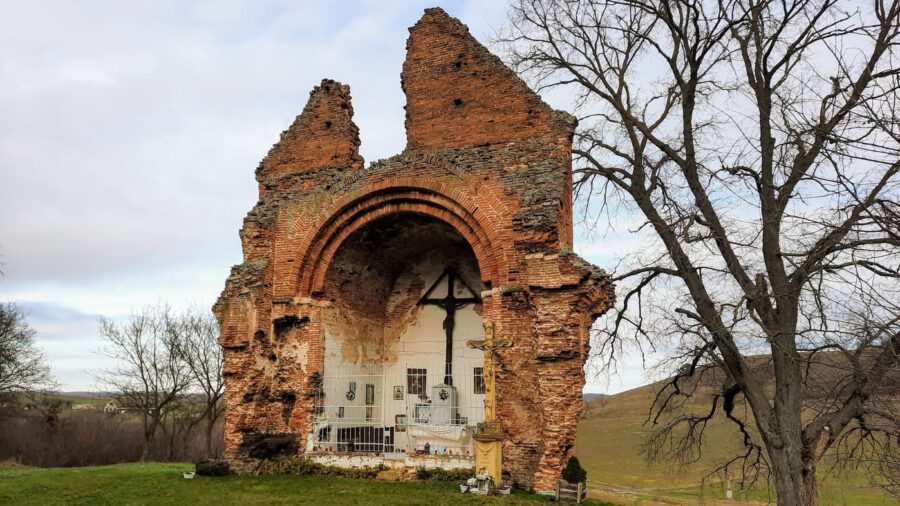 Évszázadok nyomában: a cikói Máriaszéplaki templomrom